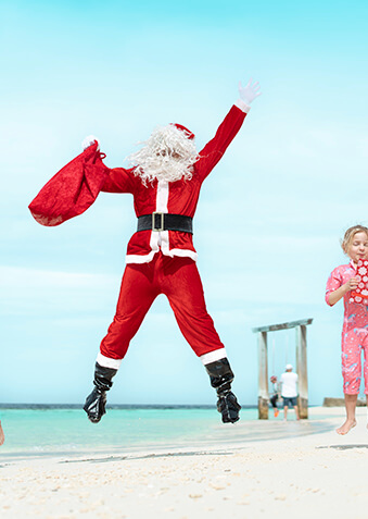 Кто выше – Санта или юные гостьи Lily Beach Resort?