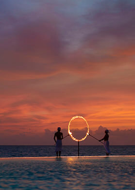 Наблюдать за традиционным зажжением кольца по вечерам