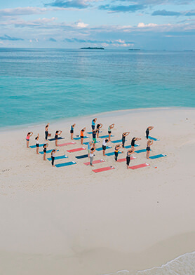 Уединенная песчаная отмели – идеальная локация для йога-практик