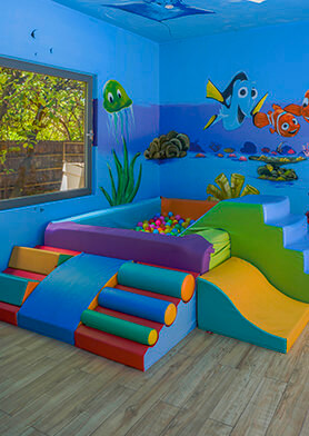 При детском клубе есть бассейн-лягушатник