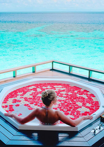 Ароматная ванна с цветами и вид на океан – идеально!