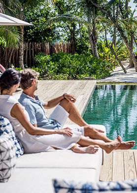 Расслабляться у бассейна и наблюдать за играми детворы