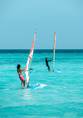 Осваивать разные виды водного спорта
