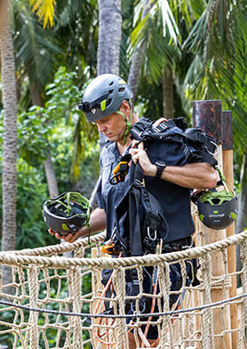 Покорять первую на Мальдивах трассу зиплайна