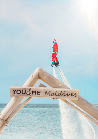 Санта на флайборде – символ Рождества на Мальдивах