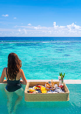 Наслаждаться изысканными завтраками прямо в бассейне