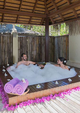 Джакузи в форме сердца с ароматной пеной – прелестно