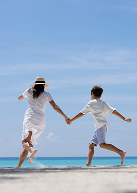 Беззаботно веселиться на идиллическом пляже отеля