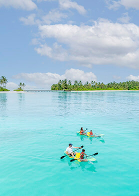 Исследовать бирюзовые воды лагуны на стеклянных каяках