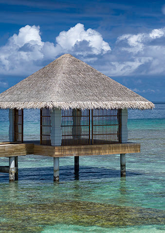 Уединенный надводный павильон для йоги и медитаций