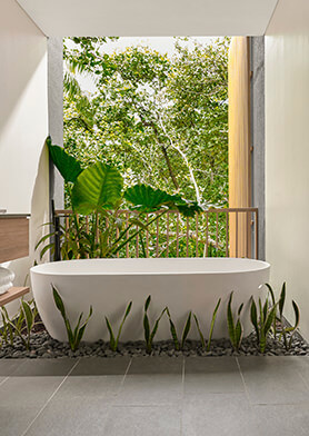 Насладитесь ванной с целебными травами и минералами!