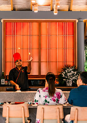 Наслаждаться кулинарным шоу теппаньяки