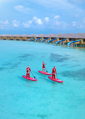 Мальдивские Санты спешат поздравить гостей Cocoon Maldives
