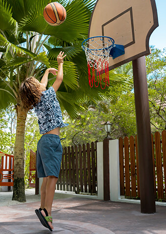 В детском клубе Turtle есть настоящая баскетбольная площадка