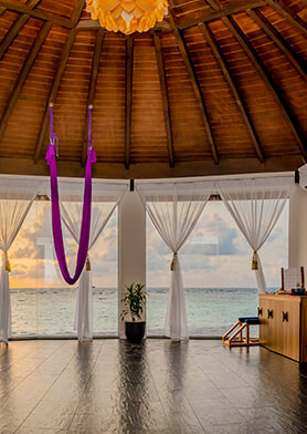 Попробуйте антигравити-йогу на фоне океана!