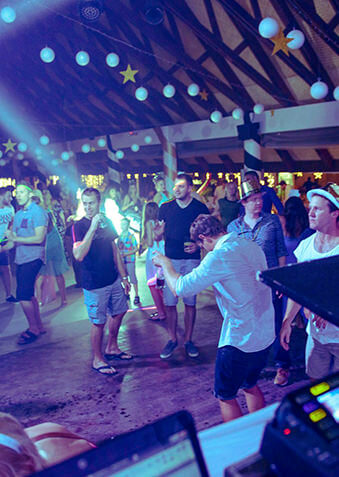 Так гости Bandos Maldives тусят на Новый Год