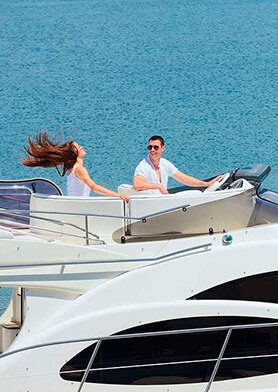 Совершать прогулки на роскошной белоснежной яхте