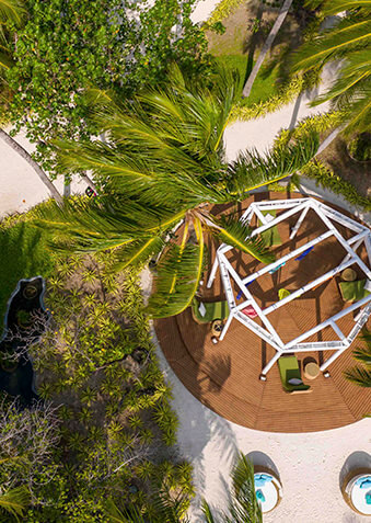 Йога-павильон Elena Spa окружен тропическим садом