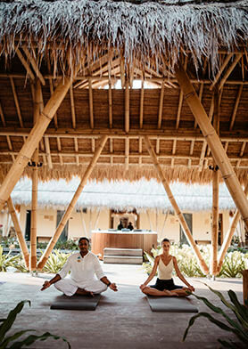 Павильон для йоги напротив главного ресторана AquaЗанятия йогой и фитнесом – для всех гостей Emerald Maldives