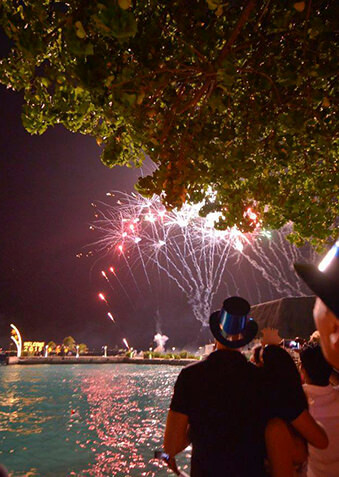 Новогодние фейерверки над океаном завораживают