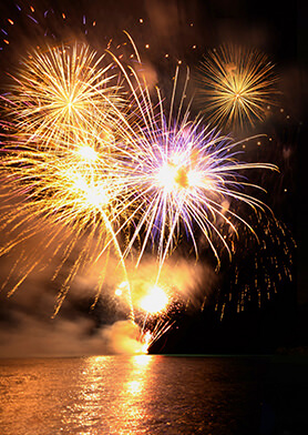 Грандиозный фейерверк на фоне Индийского океана