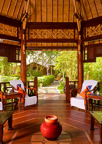 После процедур можно отдохнуть в открытом павильоне