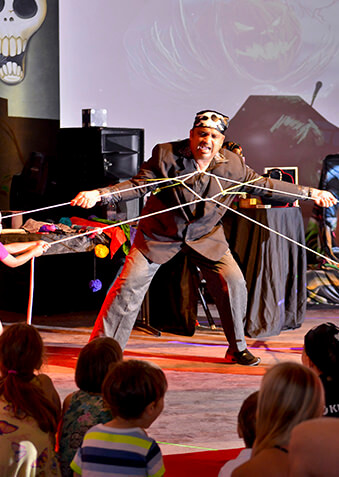 Попался, злобный пират, мы тебя надежно связали!