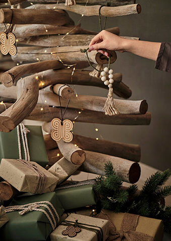 Стильная новогодняя инсталляция – и подарки!