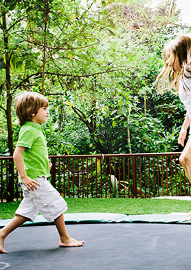 Задорно прыгать на батутах в детском клубе Explorers