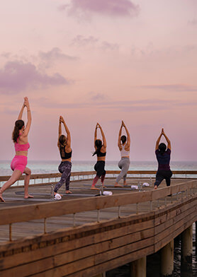 Групповые занятия йогой в Outrigger Maafushivaru