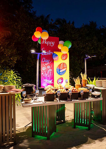 Роскошный пасхальный стол накрыт прямо на пляже