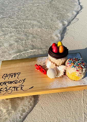 Кулич и пасхальные яйца на идиллическом пляже