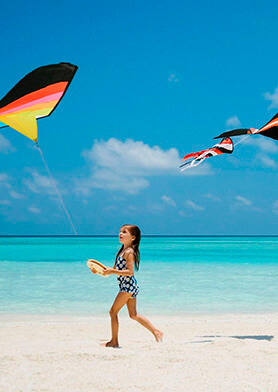 Запускать воздушных змеев вместе с друзьями