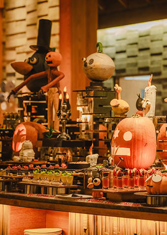 На Хэллоуин даже праздничный стол немного жутковат