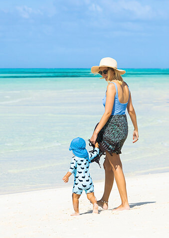 С мамой по мальдивскому пляжу – идеальная прогулка!