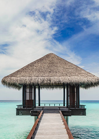 Йога-павильон One & Only расположен над хрустальной лагуной