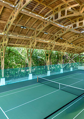 Открытые и закрытые теннисные корты с разными типами покрытий