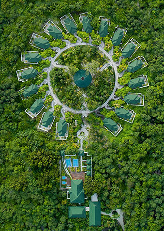 Veyo Spa напоминает кольцо, окаймленное изумрудами