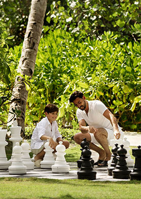 Сражаться в грандиозные шахматы в тропическом саду