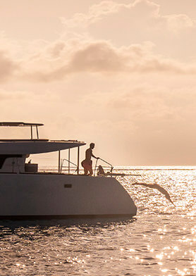 Нырять в океан с борта роскошного катамарана на закате