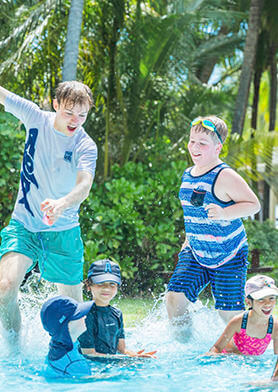 Веселиться от души вместе с друзьями из разных стран