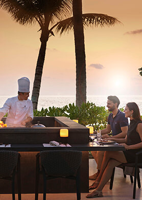 Наблюдать за мастером теппаньяки в открытом небу Iwau