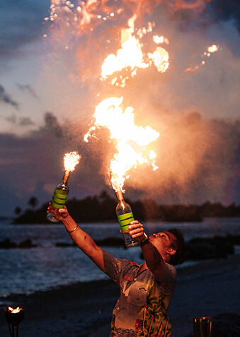 Зажигательные фаер-шоу на фоне мальдивского неба