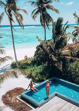 Дурачиться и расслабляться в приватном бассейне виллы