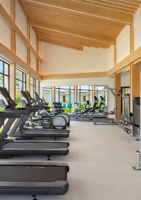 Просторный фитнес-центр приглашает к тренировкам