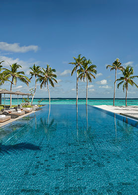 Главный бассейн Alila Kothaifaru впечатляет!