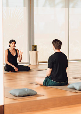 Занятия с опытным гуру в йога-павильоне