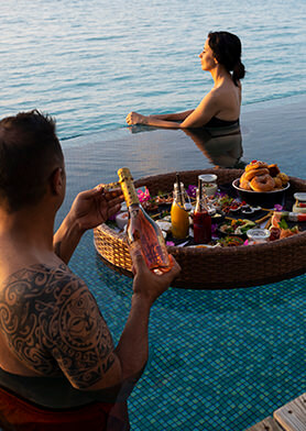 Начать день с плавучего завтрака в инфинити-бассейне