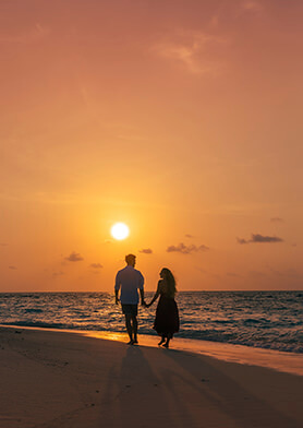 Совершать романтические прогулки по безупречному пляжу