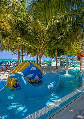 При детском клубе есть бассейн-лягушатник